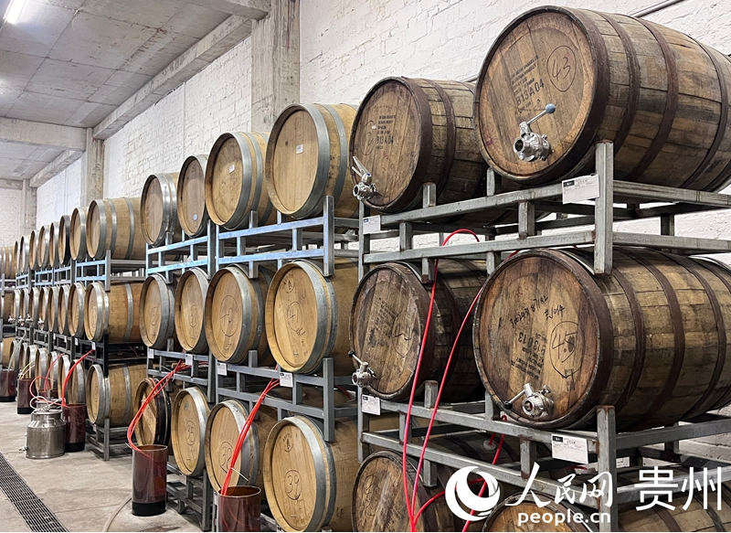 TripSmith酒库存放精酿的橡木桶整齐排列。人民网 陈洁泉摄