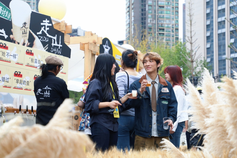 游客在活动中品鉴饮品。叶舒摄