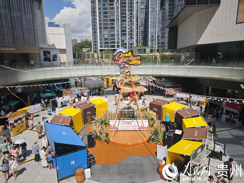 夏季拍摄的咖啡市集。人民网 黄小桃摄