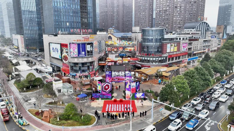 2025年底,观山湖区通过打造精酿广场,盘活商业资源、提升街道面貌。高一涵摄