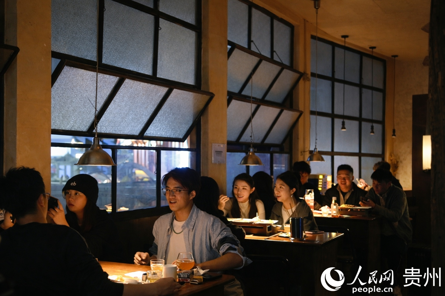年轻市民游客打卡街区里的精酿酒吧。人民网 高华摄